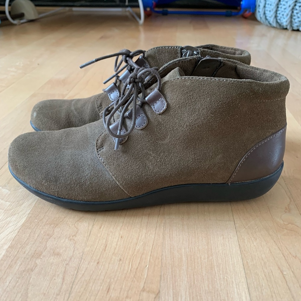 Clarks Womens zip up bootie